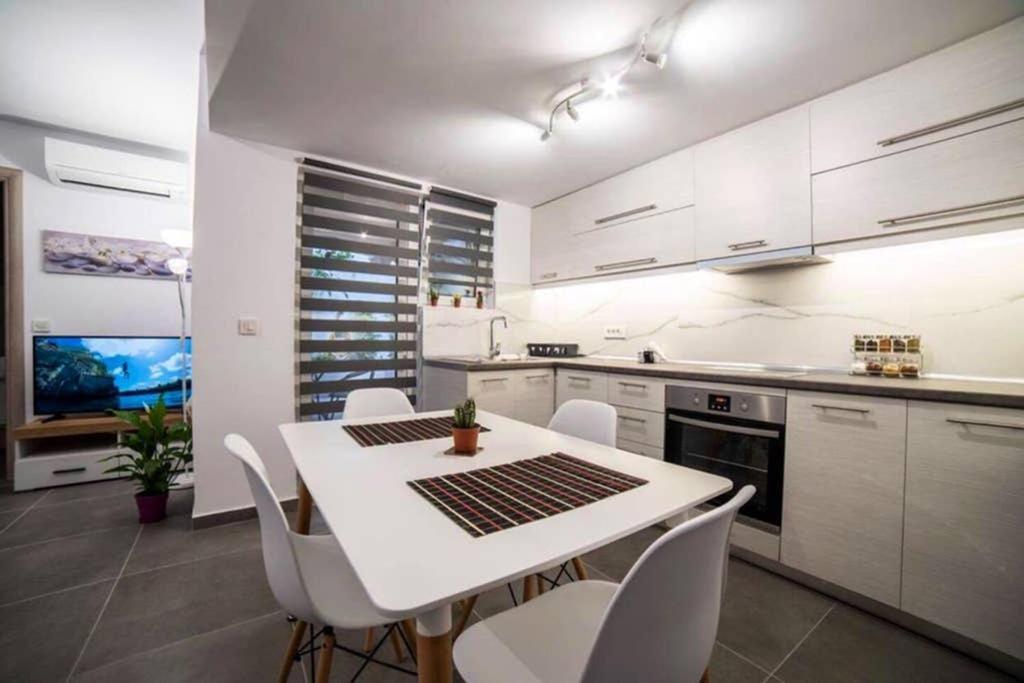 Brand New Aprt With Backyard In Lycabettus Hill ! Apartment Athens Exterior photo